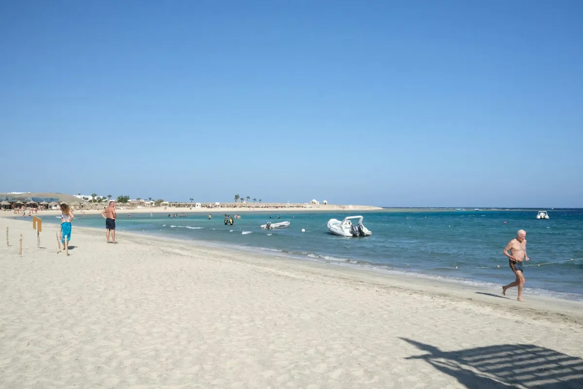 Széles homokos strand Marsa Alamban